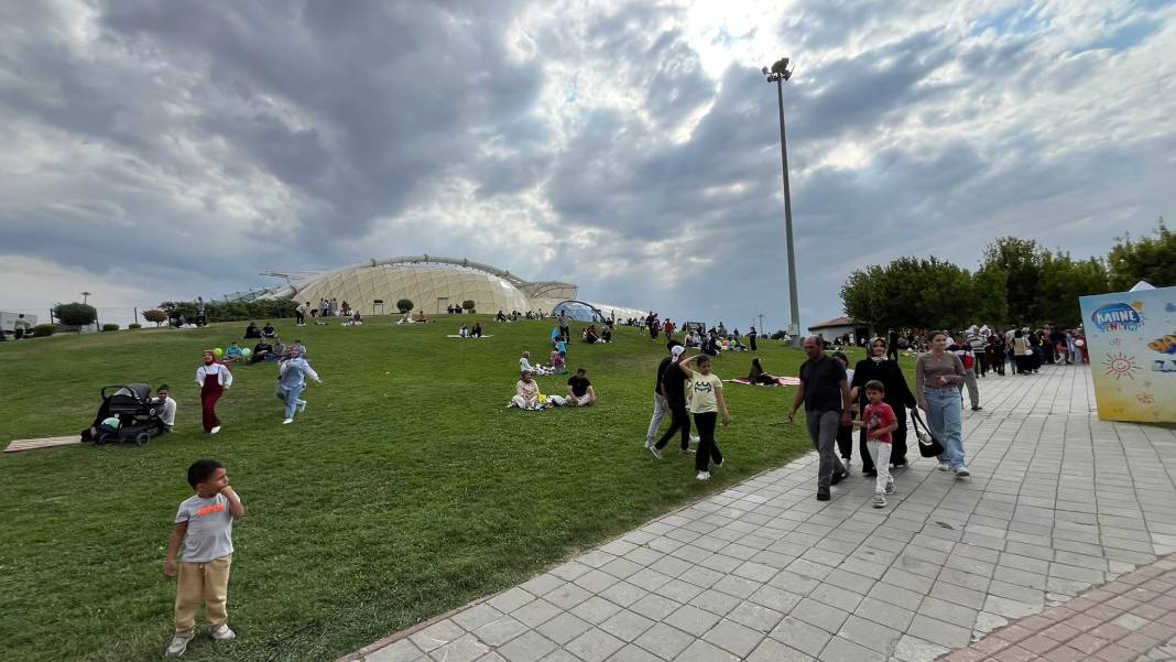 Selçuklu’da karne sevinci şenliğe dönüştü! Yüzlerce çocuk akın etti 14